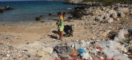 Δύο παιδιά εθελοντές καθαρίζουν κολπίσκο στον Τερσανά (Και βίντεο)