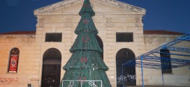 ΣΤΗΝ ΠΛΑΤΕΙΑ ΔΗΜΟΤΙΚΗΣ ΑΓΟΡΑΣ – Στόχος αναρχικών το Χριστουγεννιάτικο δένδρο