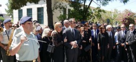 Χιλιάδες άνθρωποι στην κηδεία του πρώην πρωθυπουργού Κωνσταντίνου Μητσοτάκη (Και βίντεο)