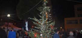 Σε εορταστικό ρυθμό η Χαλέπα με την φωταγώγηση του Χριστουγεννιάτικου δένδρου