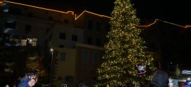 ΣΤΟ ΕΝΕΤΙΚΟ ΛΙΜΑΝΙ ΧΑΝΙΩΝ – Χανιώτες και επισκέπτες στην φωταγώγηση του Χριστουγεννιάτικου δέντρου