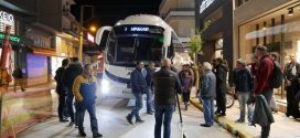 Αναστάτωση στα Χανιά από λεωφορείο που “καβάλησε” πεζοδρόμιο