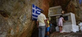 ΣΤΟΝ ΒΑΦΕ ΑΠΟΚΟΡΩΝΟΥ – Τιμήθηκε η μνήμη 130 γυναικόπαιδων του σπηλαίου Κρυονερίδας